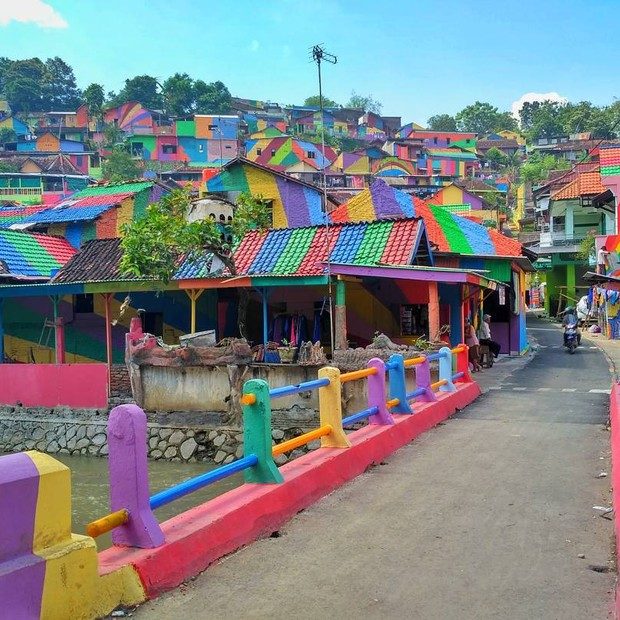 Colorida e animada, vila na Indonésia chama atenção pelas cores