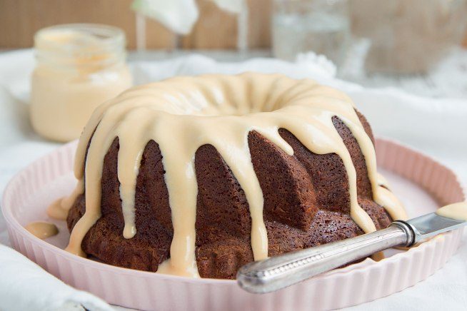 Receita de bolo de chocolate com creme de doce de leite