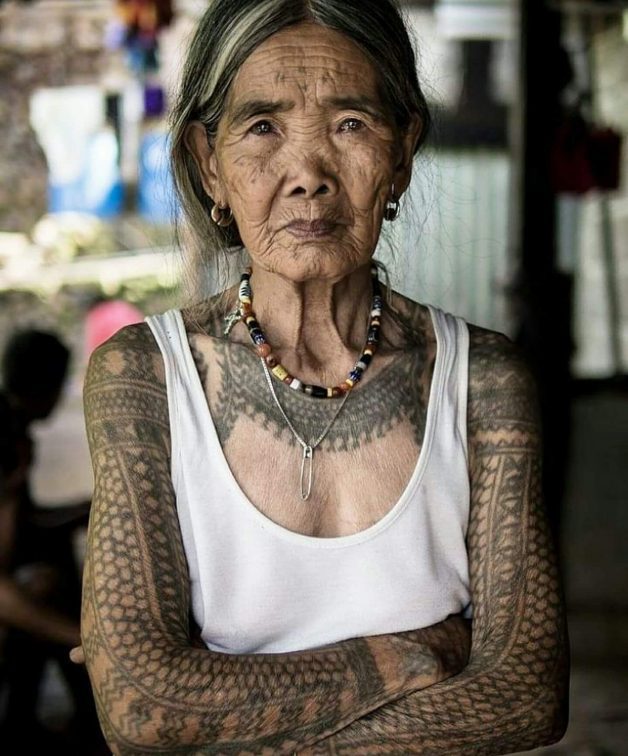 A mulher centenária que dedicou a vida à tatuagem tradicional de sua tribo