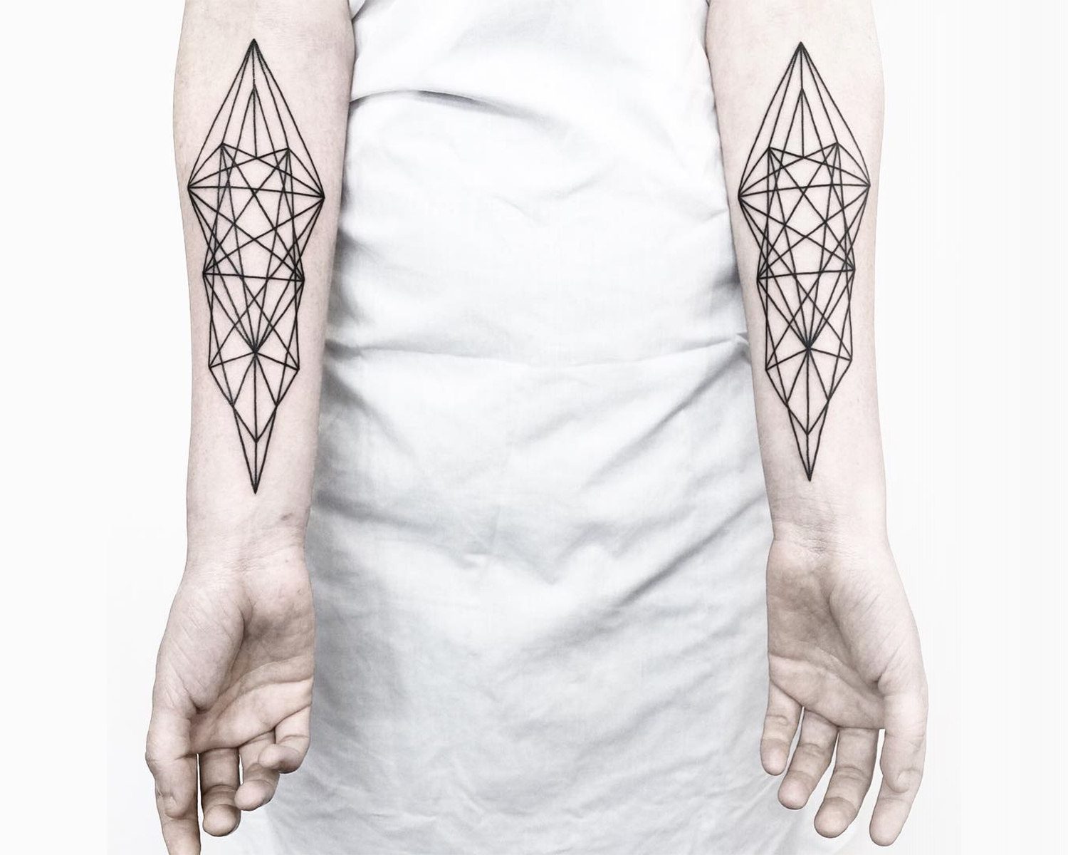 Minimalismo e a geometria das tatuagens de Malvina